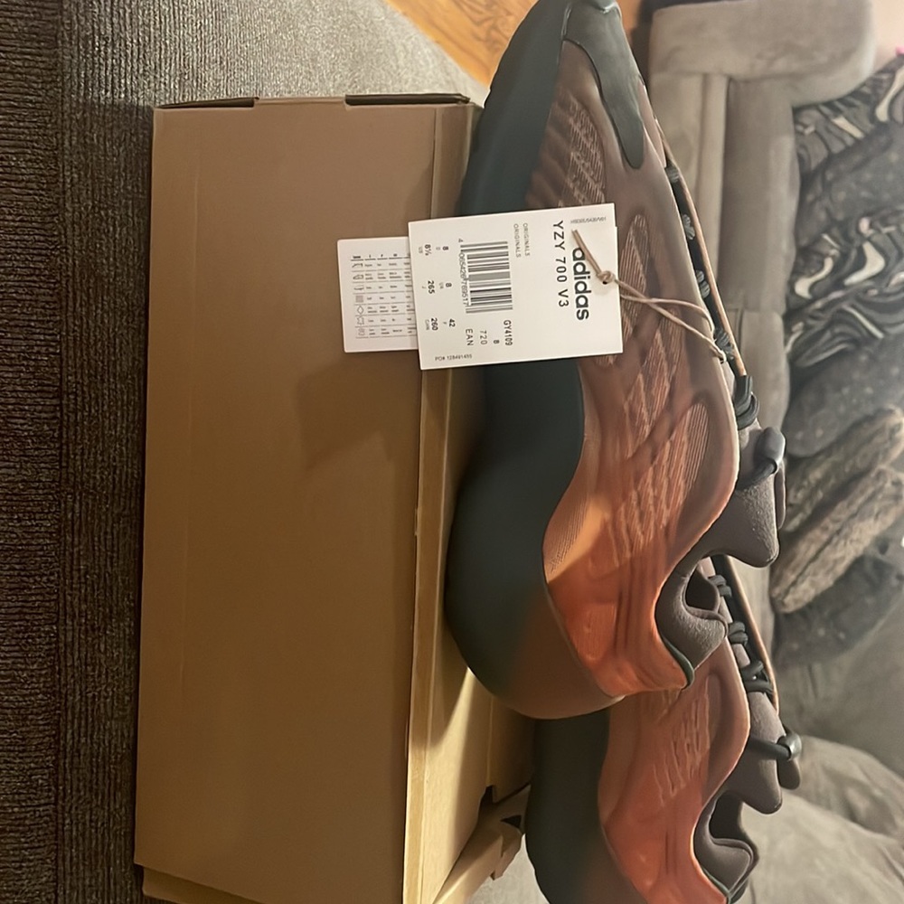 YZY 700 V3 brand new, never wore. Size 8 - Picture 2 of 3